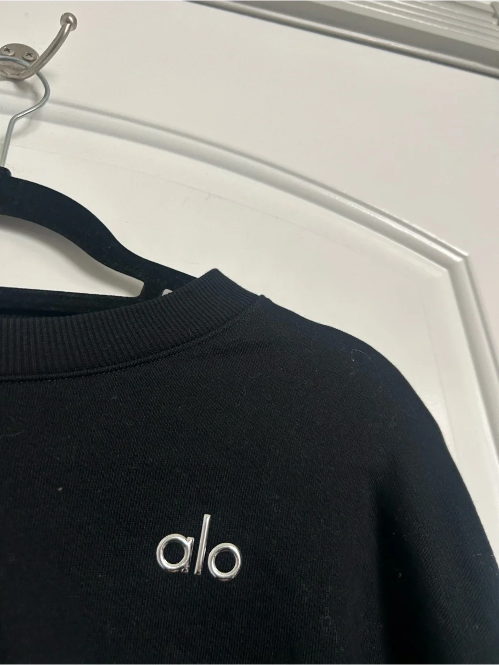 ALO Yoga Accolade Crew Neck Pullover in black size M chic lounge athleisure